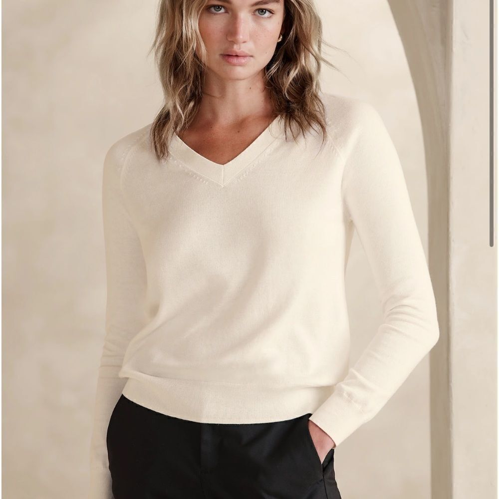 Banana Republic essential Vneck Sweater w Long sleeves &ribbed neck, arms& cuff - Picture 1 of 12